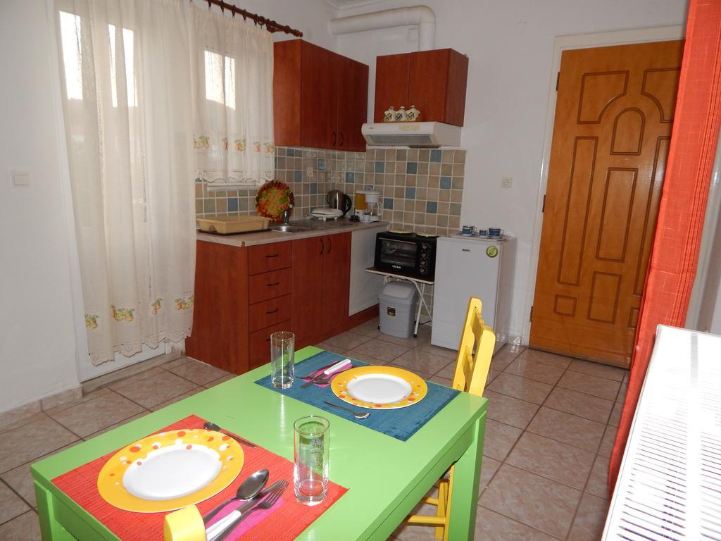 Small Country Apartment In トリポリス エクステリア 写真